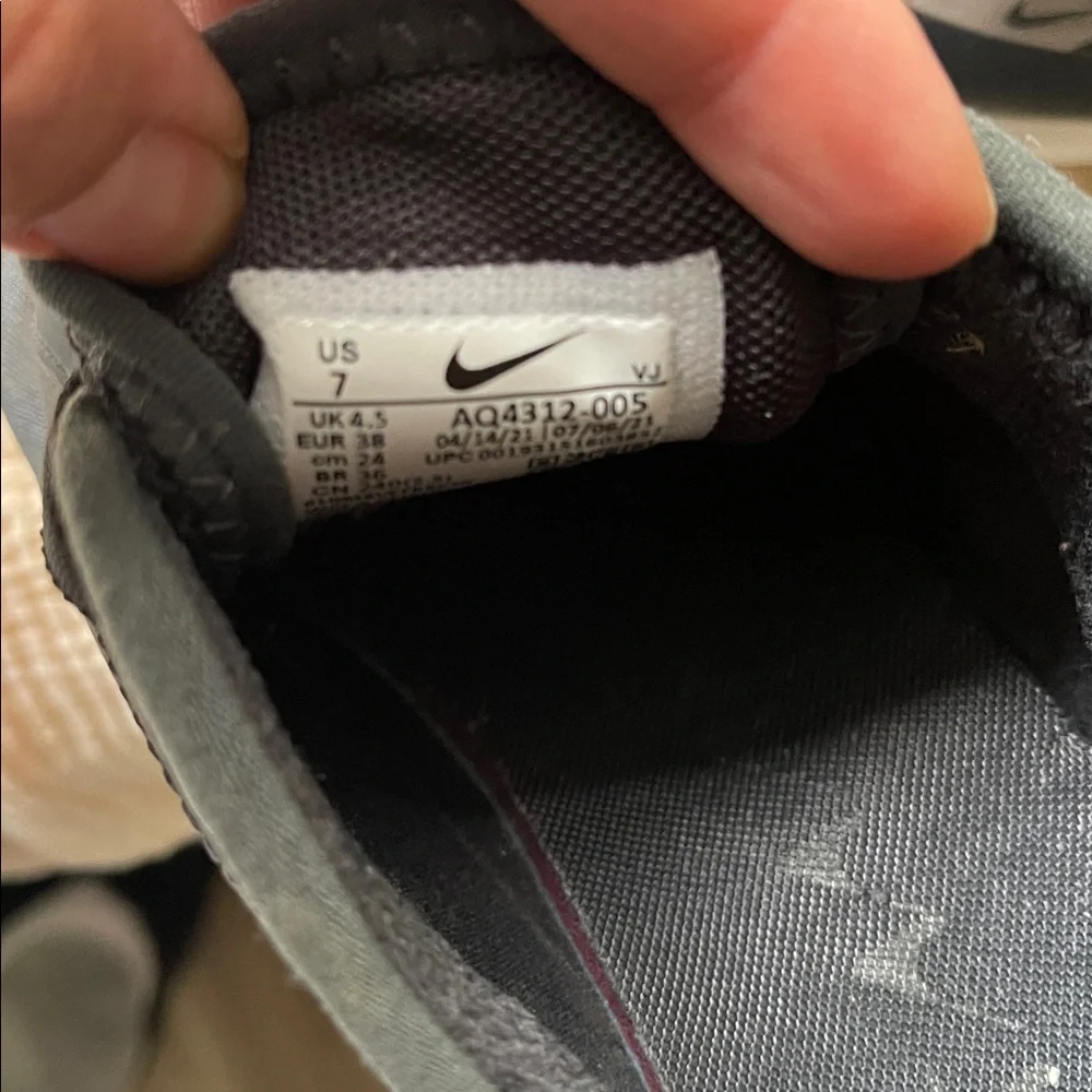 Nike Air Max women’s  Black and Gray Sneakers - Picture 2 of 8